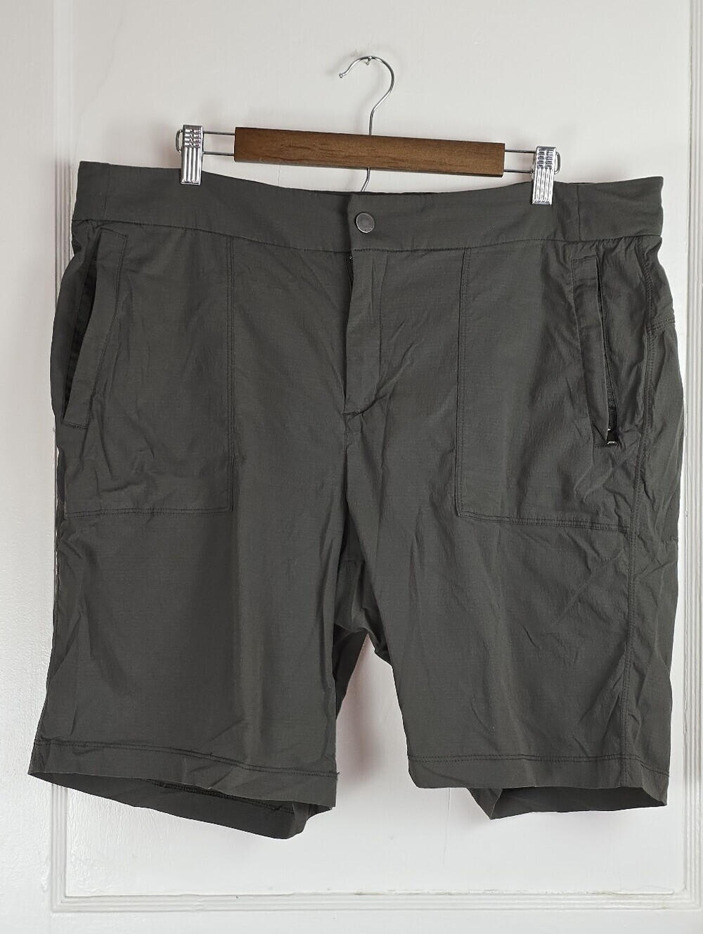 Athleta Khaki Gorpcore Trekkie High Rise Bermuda Shorts 18